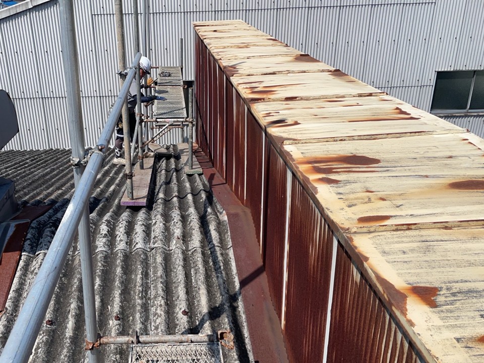 屋根上からのパラペットの状態です