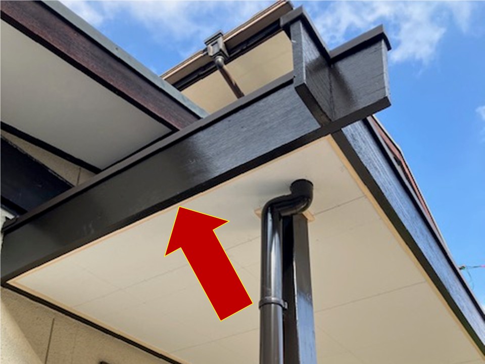 破風板の塗装も行いました