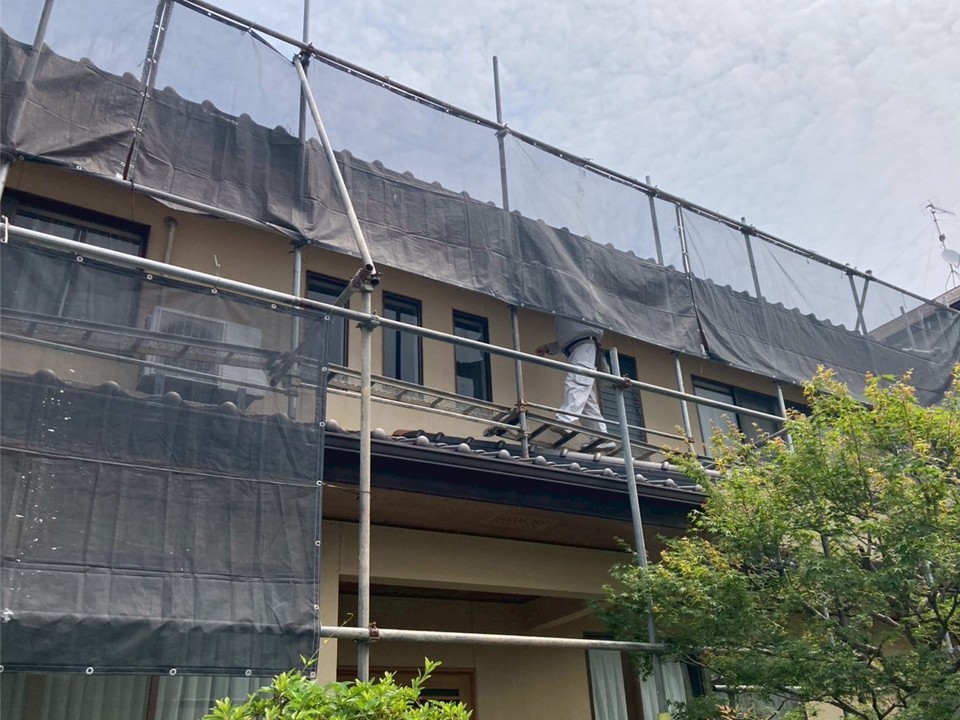 足場の設置を行いました