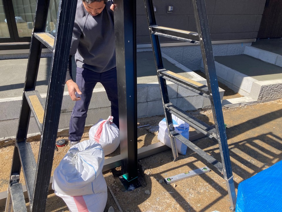 柱の仮固定を行います