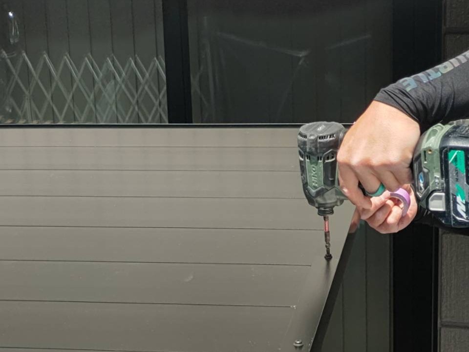 枠を取り付けます