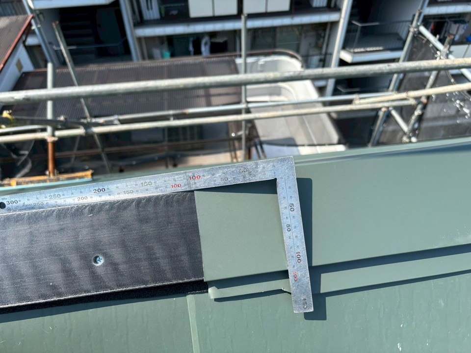 棟板金の取り付けを行っていきます