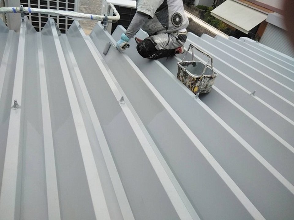 中塗り作業です