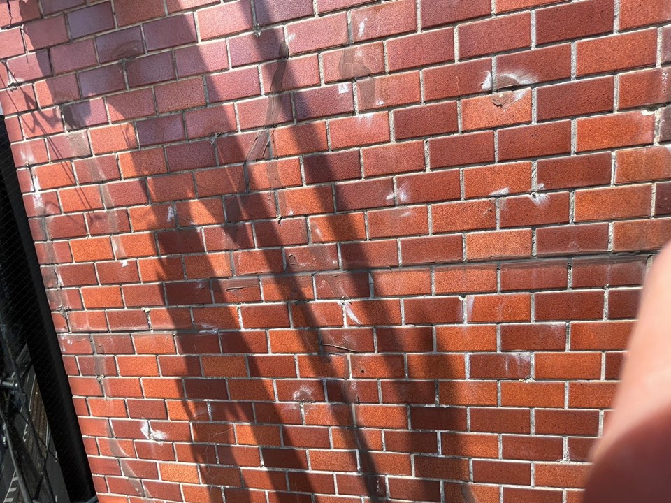 タイル表面の剥離と浮きの確認