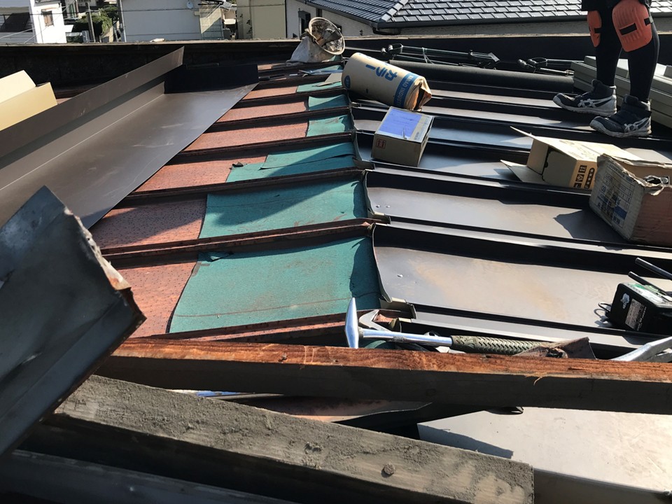 防水シートの施工と下地調整