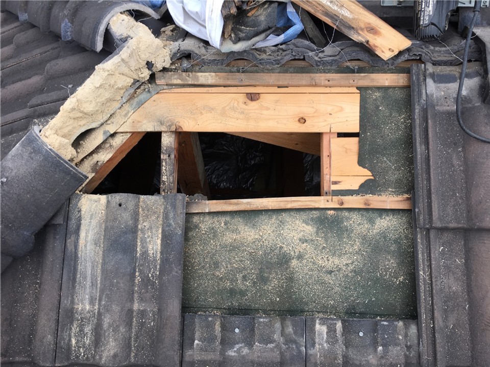 防水紙と下地を撤去した状態です