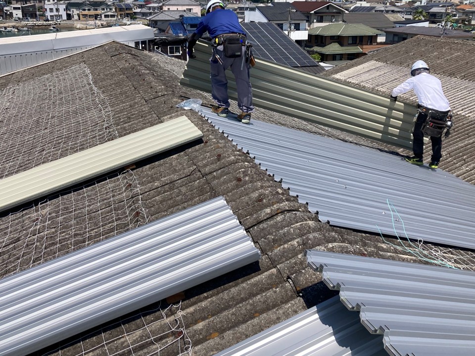 屋根材の荷揚げ作業です