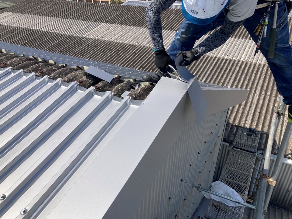 ケラバ板金の取り付け、加工です