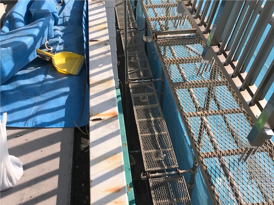 既存手摺の撤去作業です