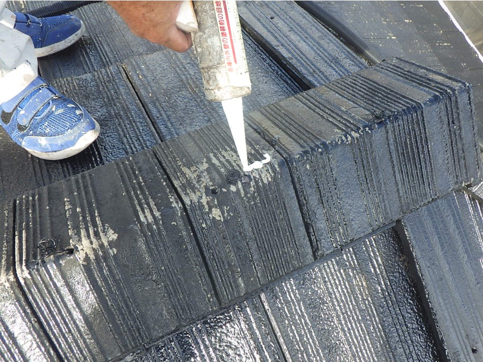 コーキングでひび割れ補修をしています