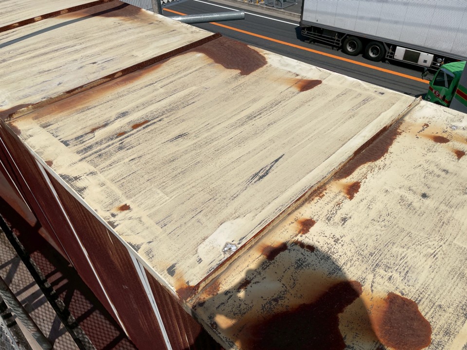 屋根上から見た笠木の状態です