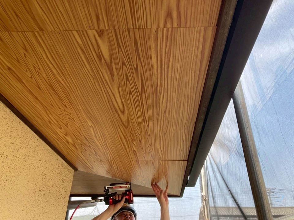 新しい軒天を張っていきます