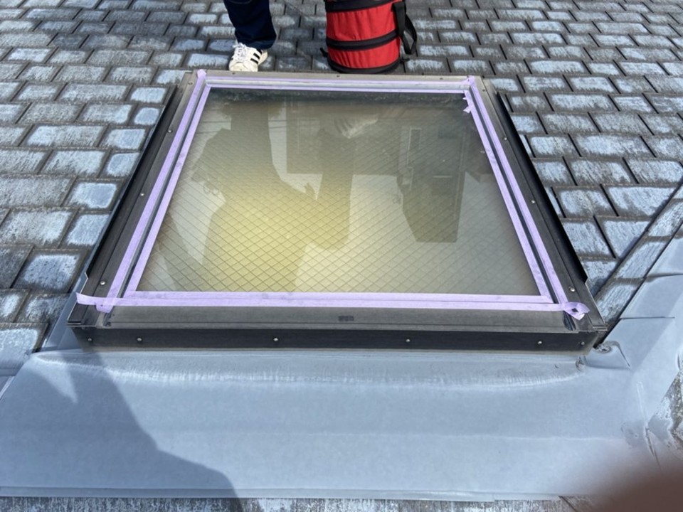 天窓周辺にも養生をします