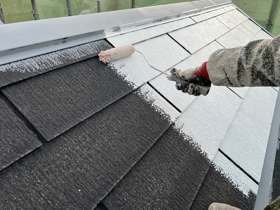 屋根全体に下塗りを行っていきます