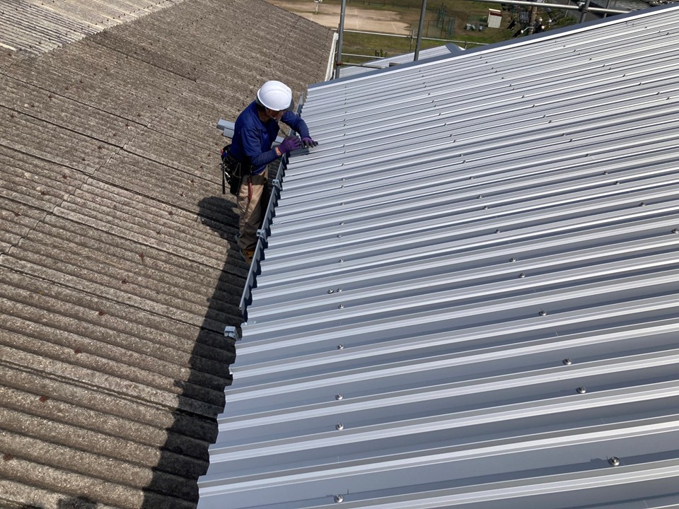 新しい軒樋を取り付けていきます