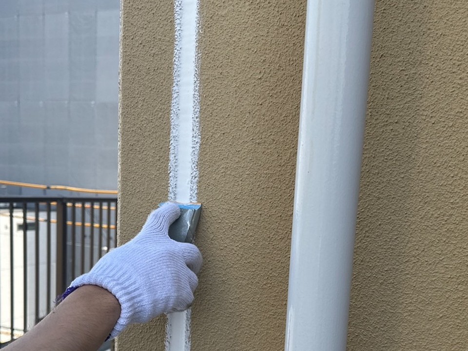 ヘラで均し仕上げ