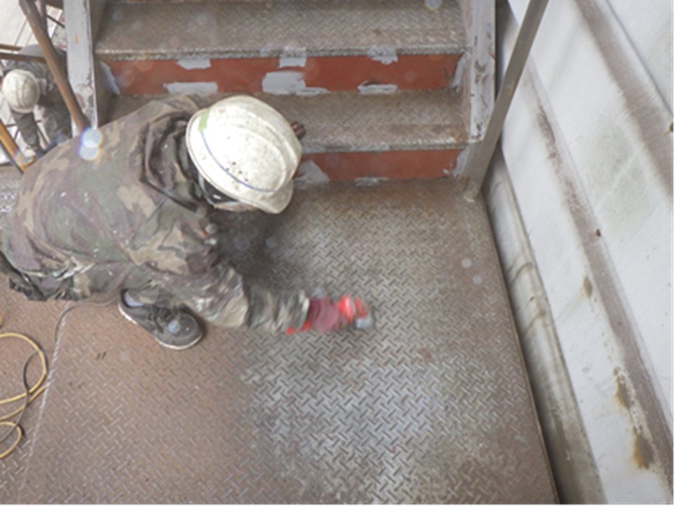 階段・手摺のケレン作業