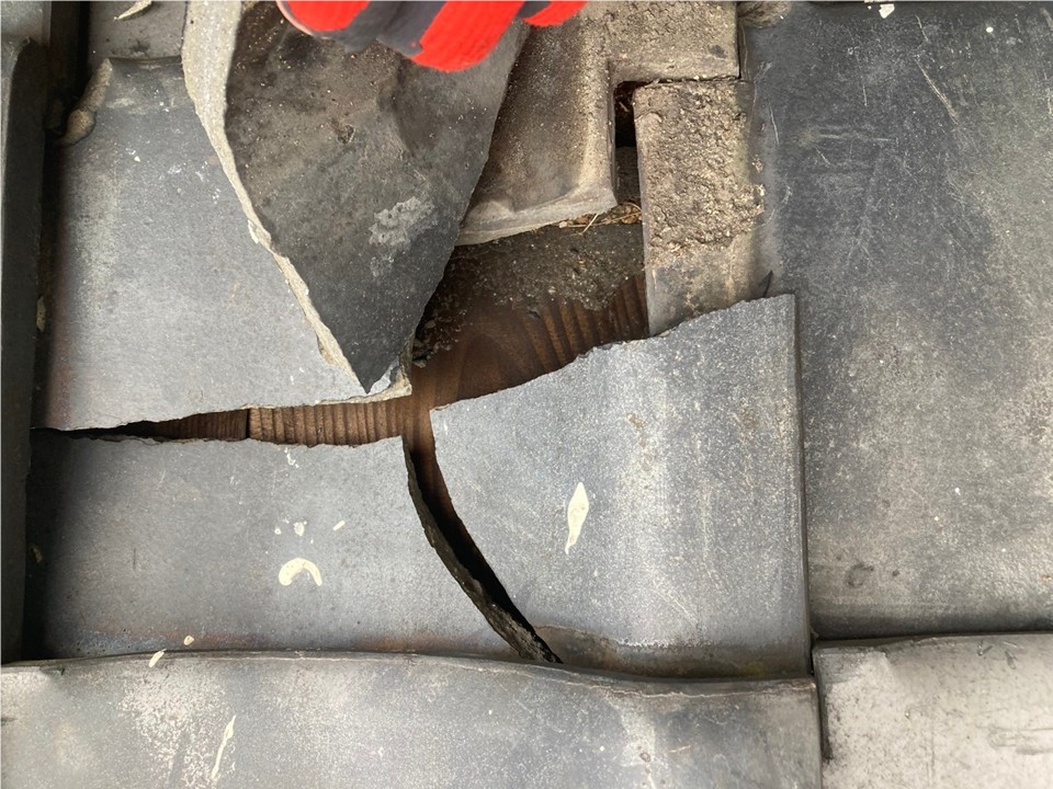 安芸区　瓦屋根　割れています