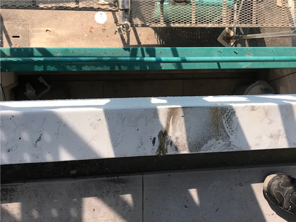 既存手摺の撤去作業です