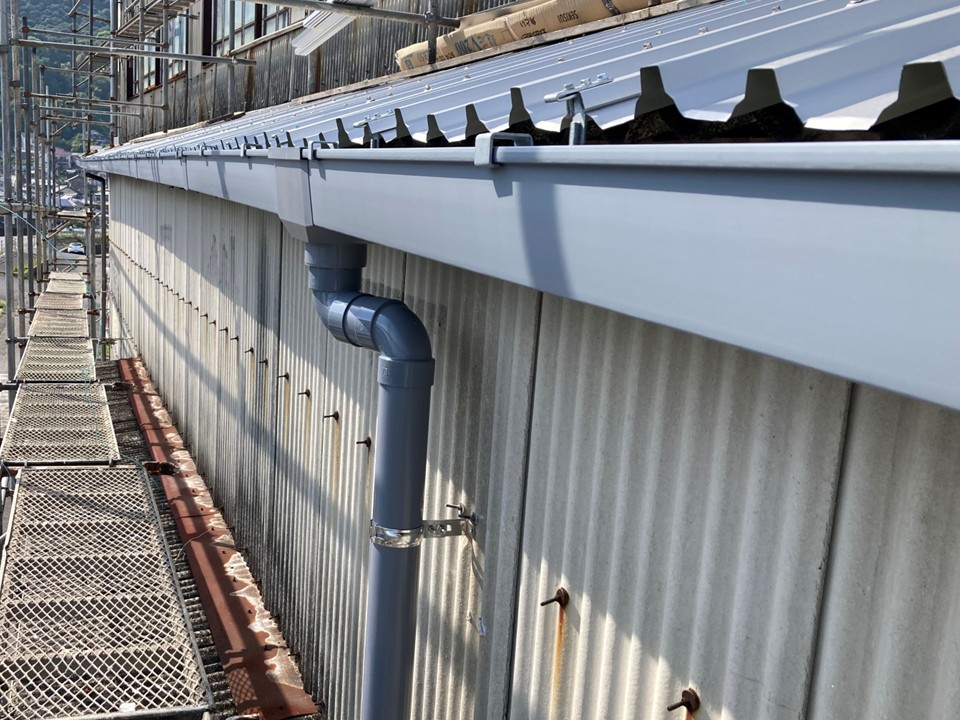 竪樋の設置です