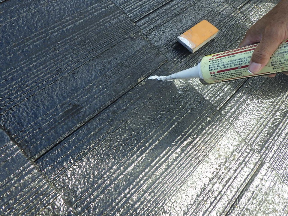 コーキングでひび割れ補修をしています