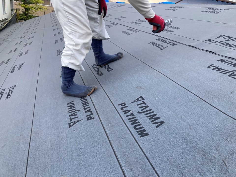 新しいルーフィングを敷いていきます