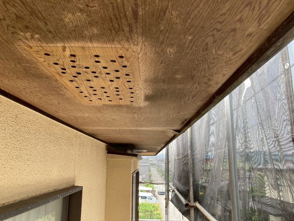 足場から見た軒天の劣化状況です