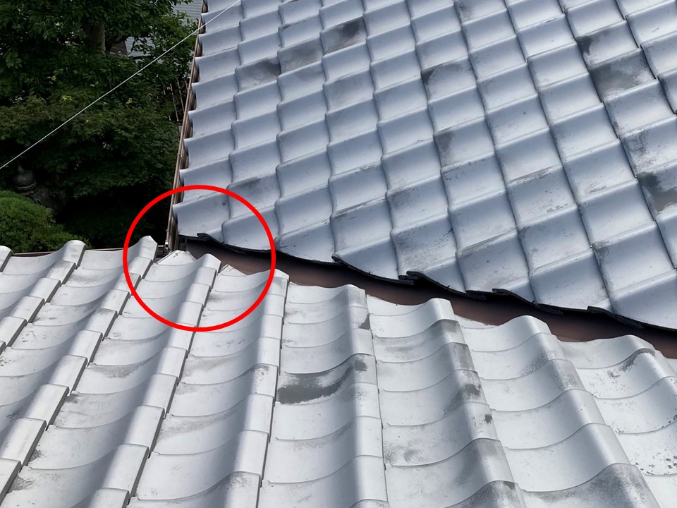瓦のズレを確認しました