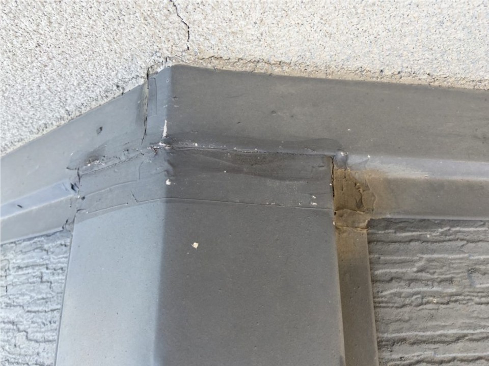 取り合い部のシーリングにも劣化が見られます