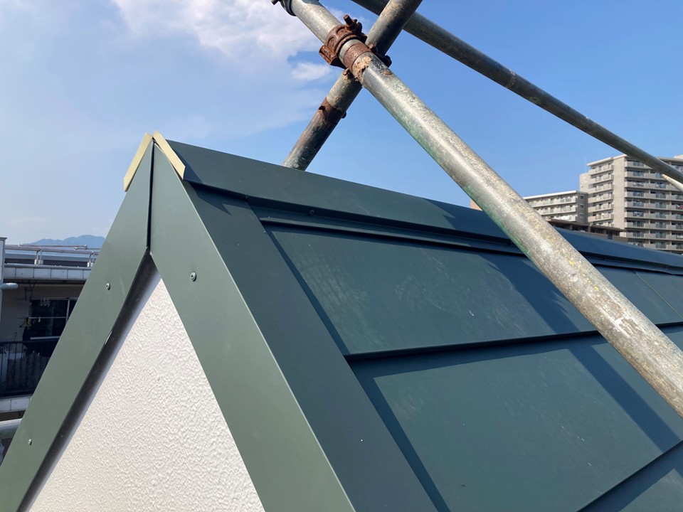 棟板金の端部処理です