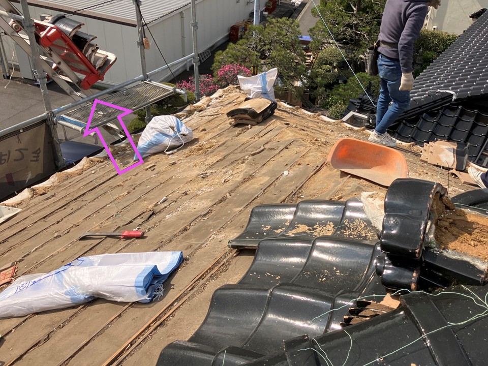 瓦をおろします