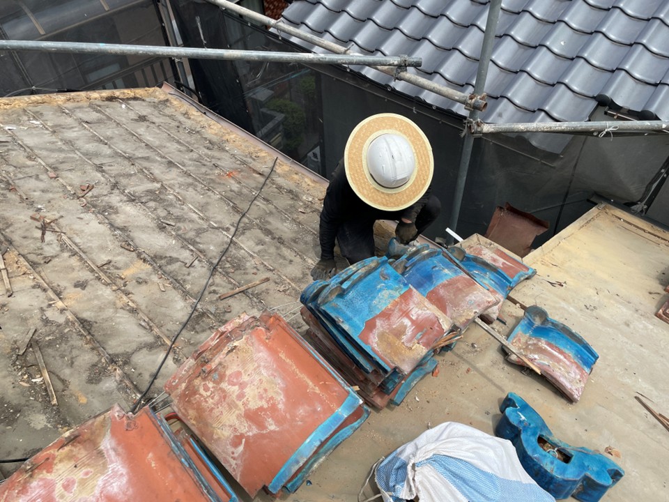 既存瓦を撤去していきます