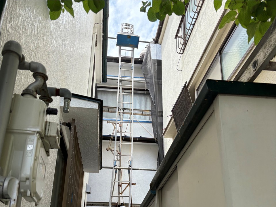 屋根から瓦を下します