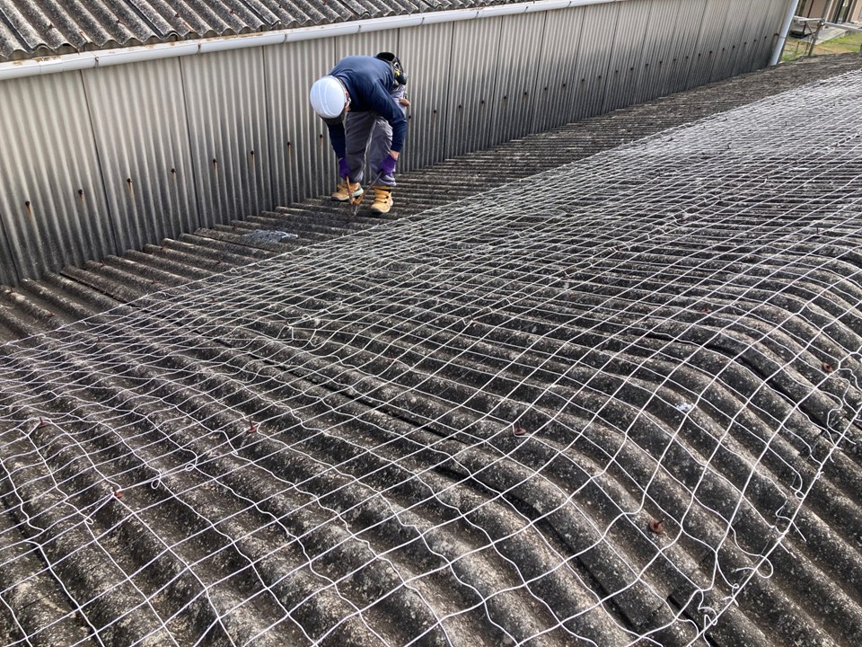 屋根材の固定金具をカットしました