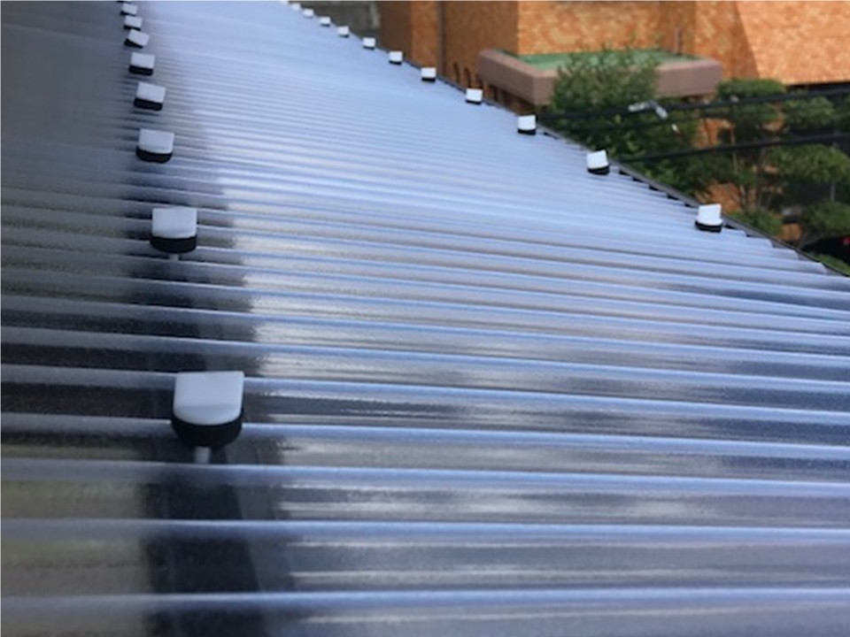 樹脂フックで固定します