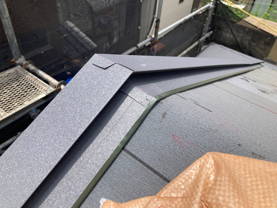 新しい屋根材を施工します