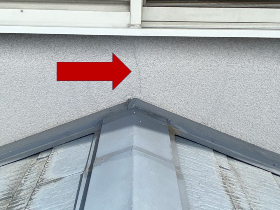 外壁の一部にひび割れが見られます