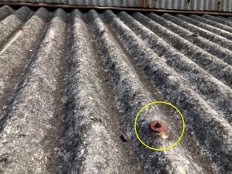 屋根材の固定金具をカットしました