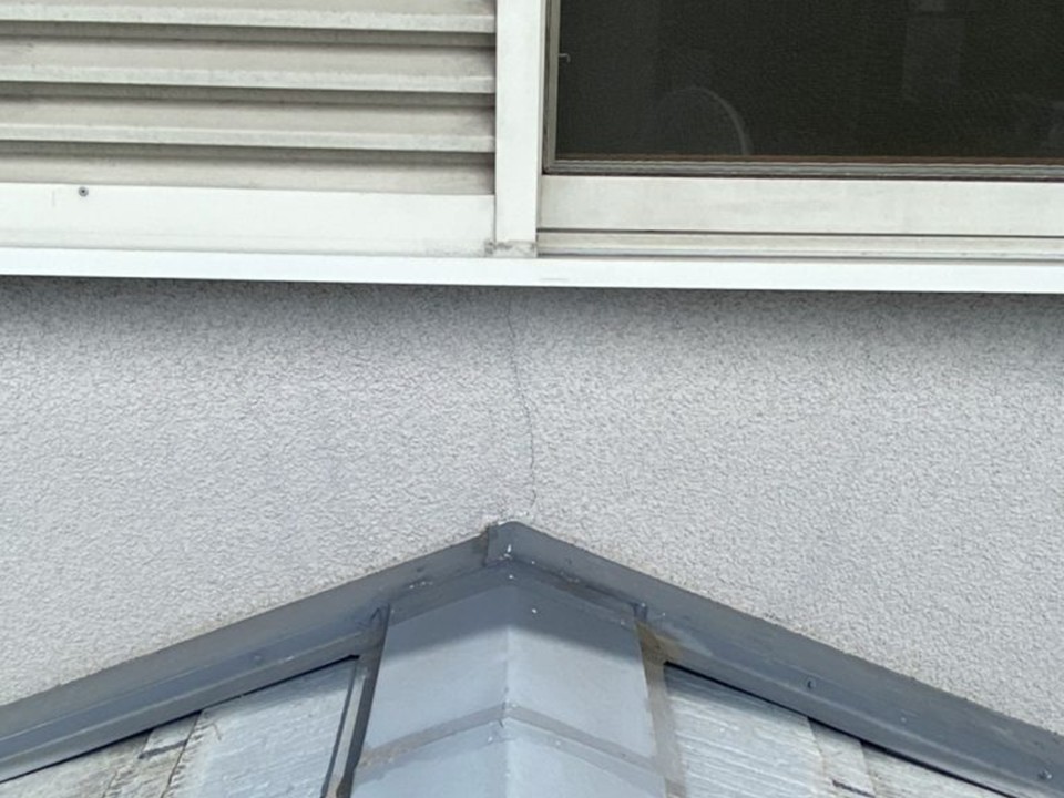 外壁のひび割れ補修を行いました