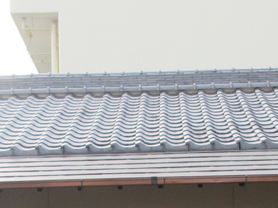 既存瓦の撤去を行います