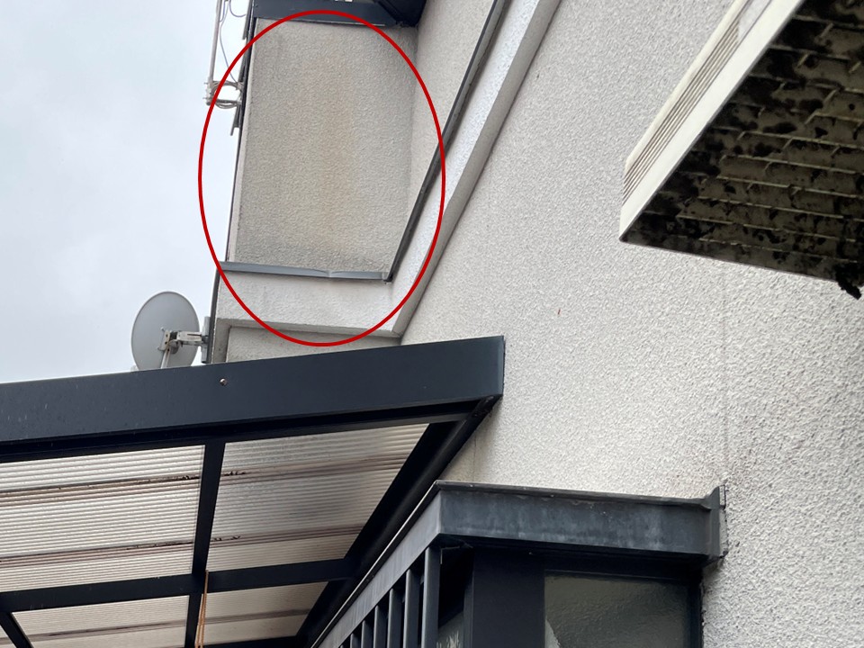 外壁に雨だれが見られます