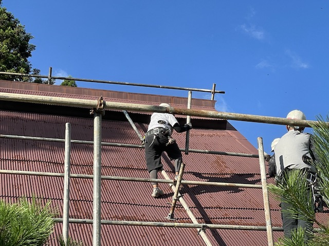 屋根足場の設置