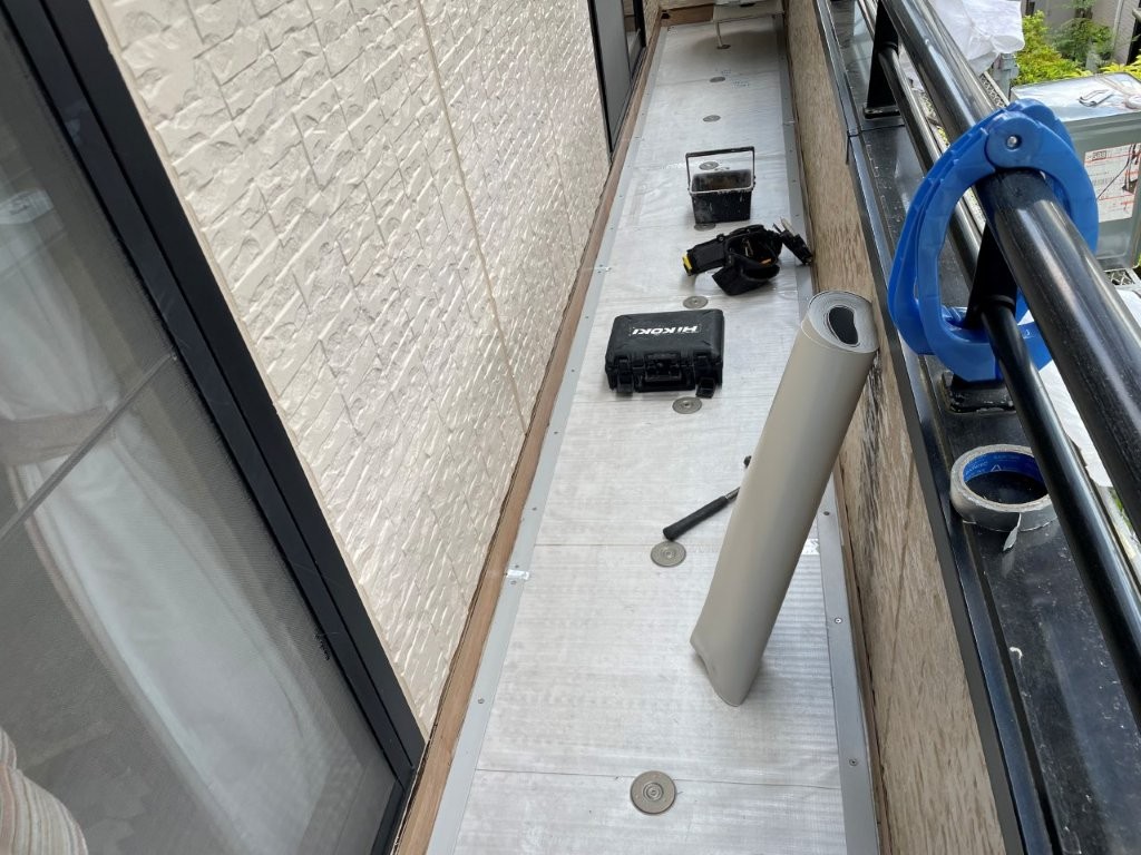 下地を整えて絶縁シートを敷きます