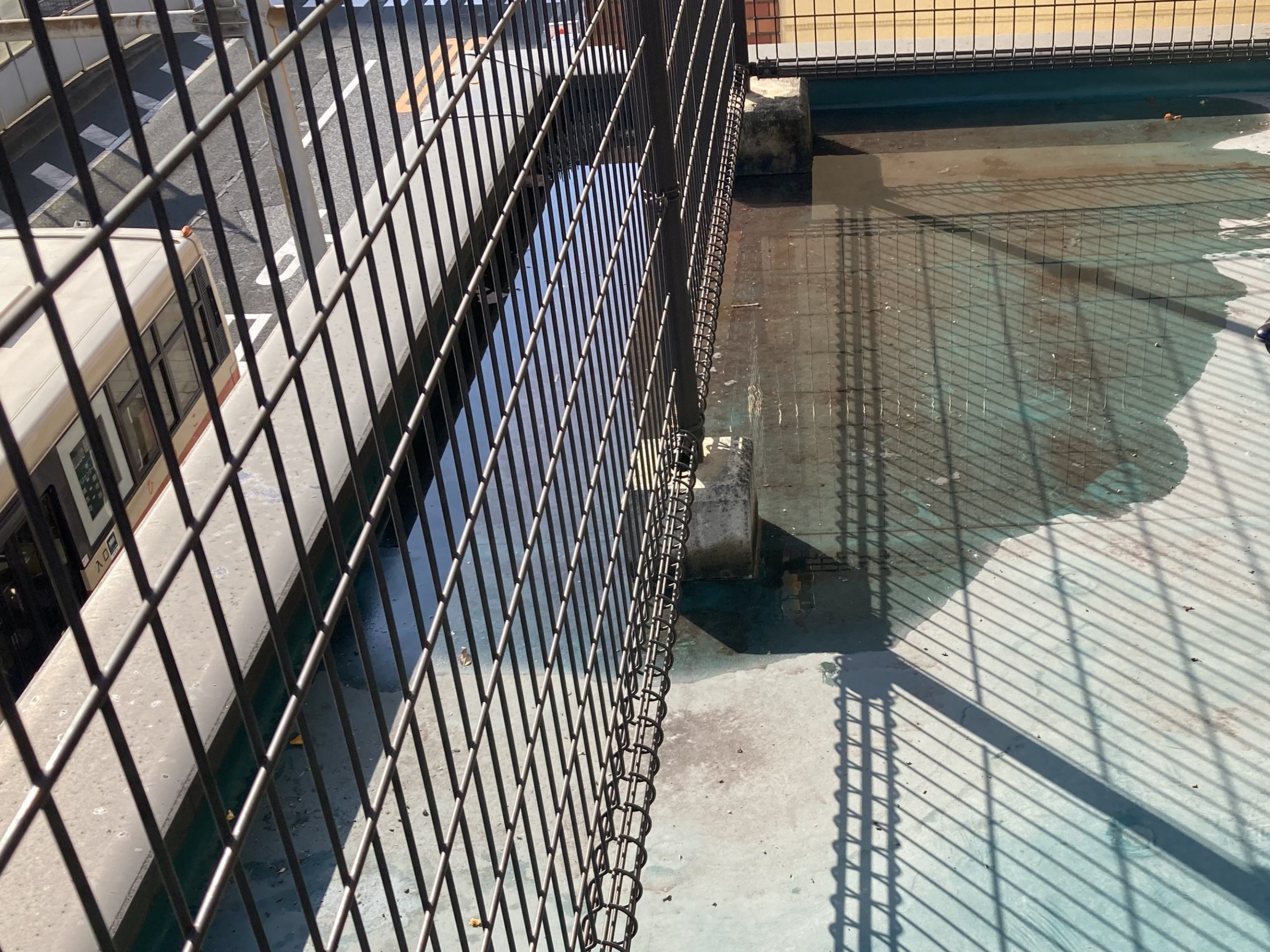 フェンス基礎周りの汚れと水溜まり