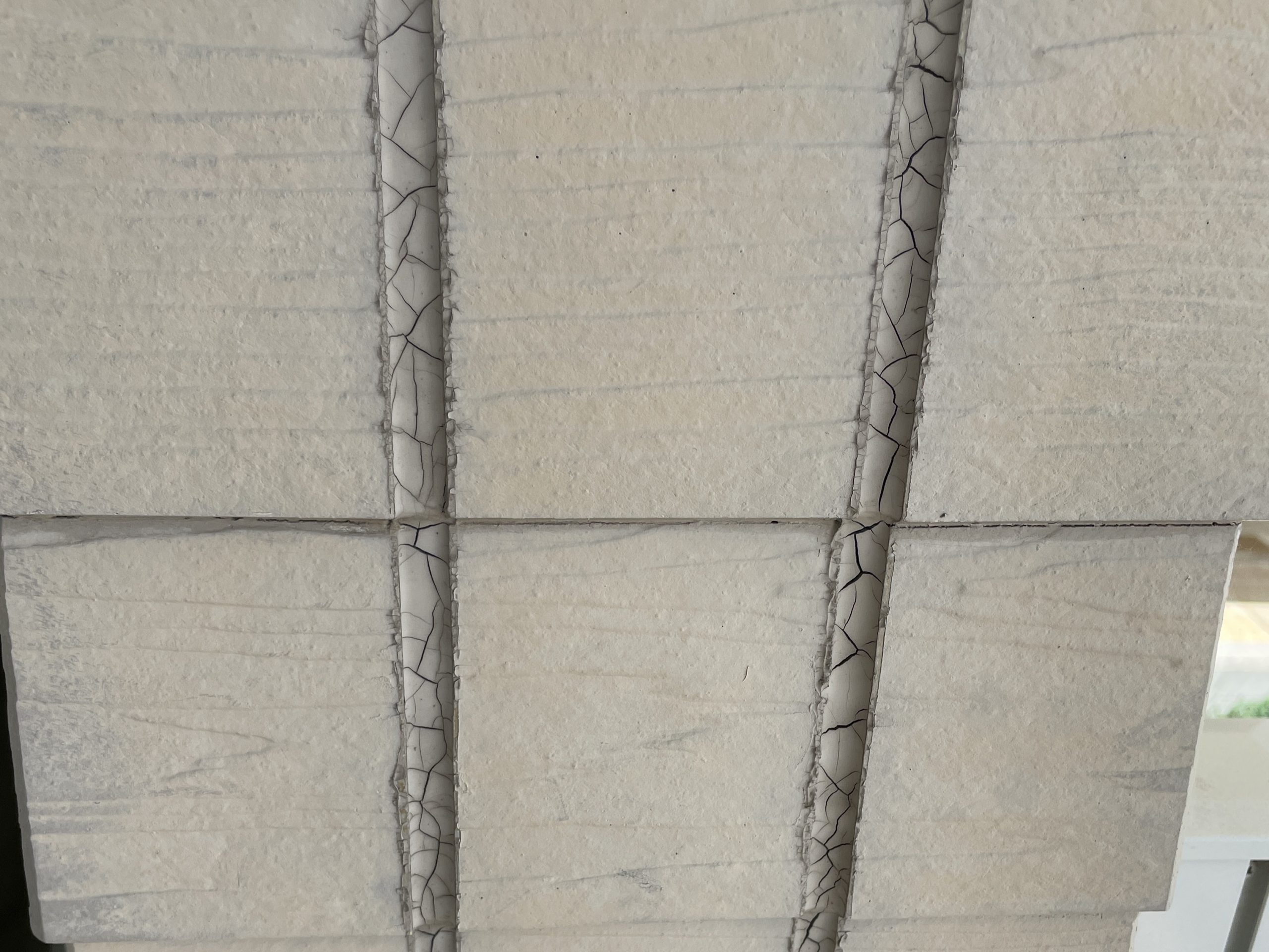 コーキングのひび割れの確認