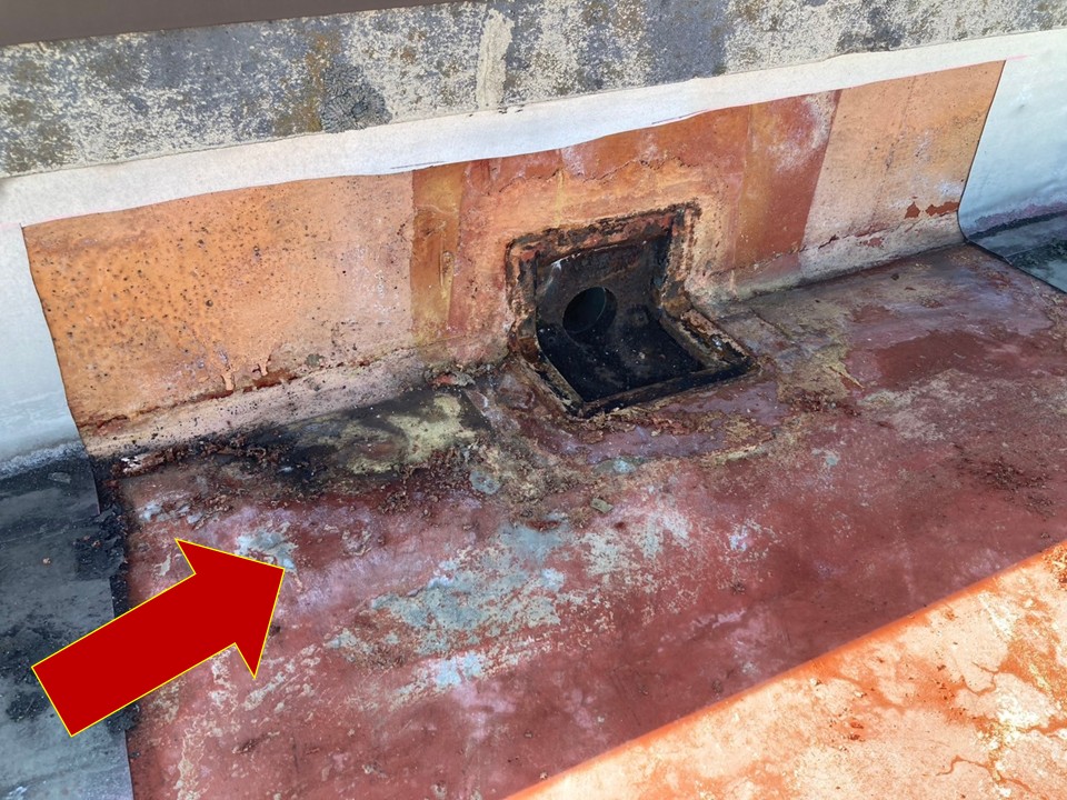 既存シート防水層の撤去作業