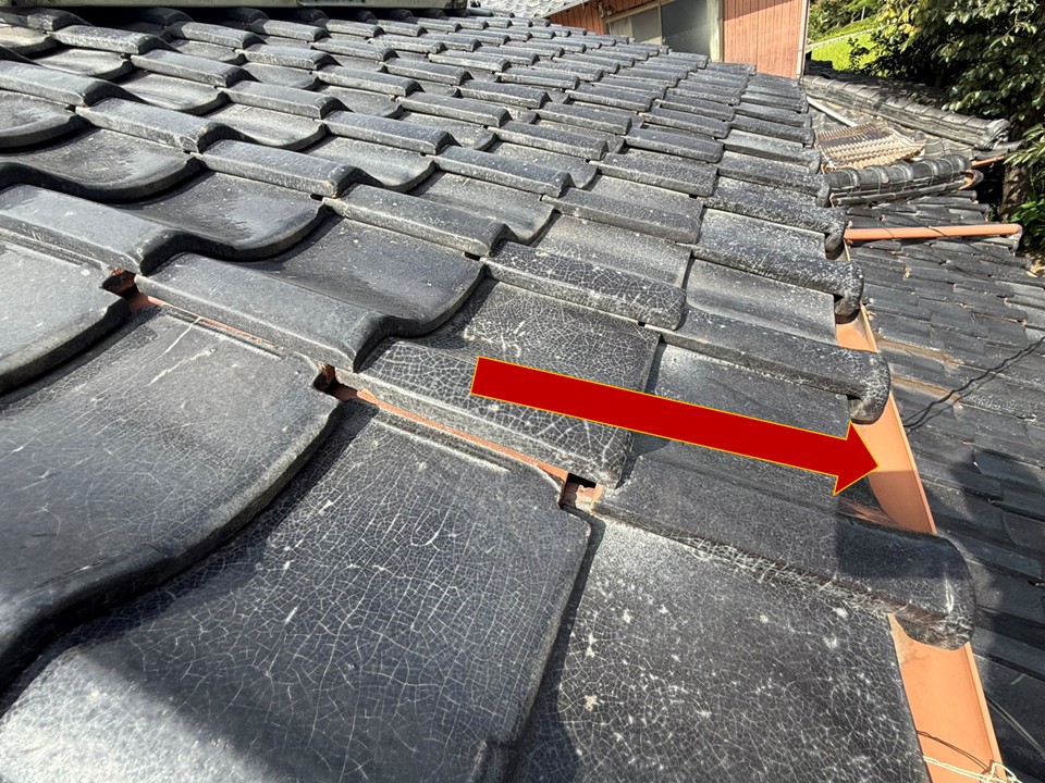 瓦がズレている
