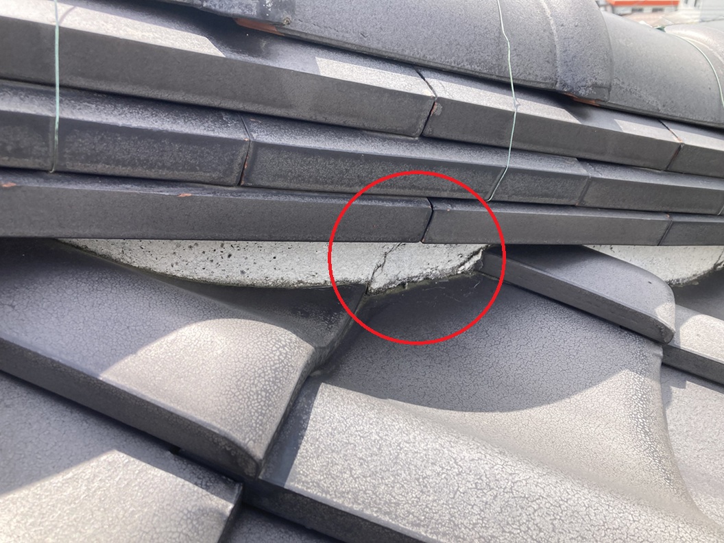 漆喰のひび割れが見られます