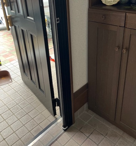 網戸のレールを取り付けていきます