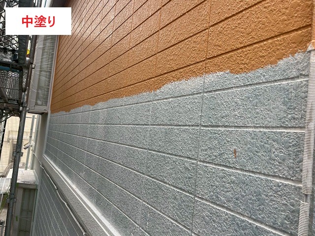 アパート外壁塗装の中塗り！